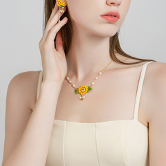 18K Light Luxury Bees Sunflowers Sweet Flowers Enamel Necklace