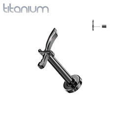 Labret aus Titan in Implantatqualität, schwarze PVD-Beschichtung, gewindelos, zierliches Schwert-Dolch-Oberteil mit flacher Rückseite