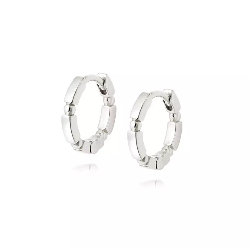 Paar zierliche, mit Perlen gemusterte, minimalistische Creolen aus 925er Sterlingsilber