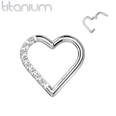 Daith Clicker Hoop aus Titan in Implantatqualität mit weißem Zirkonia und Herz-Scharnier