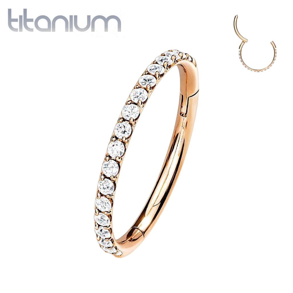 Titan-Klickerring in Implantatqualität, Roségold-PVD, leicht aufklappbar, weißer Zirkonia, Pavé