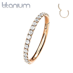 Titan-Klickerring in Implantatqualität, Roségold-PVD, leicht aufklappbar, weißer Zirkonia, Pavé