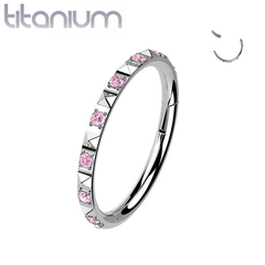 Titan-Klickerring mit Scharnier und geriffeltem Implantat-Grade und rosa Zirkonia-Edelsteinen