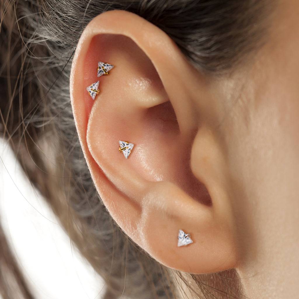Labret aus Chirurgenstahl, dreieckig, vergoldet, mit weißen Zirkoniasteinen, Innengewinde