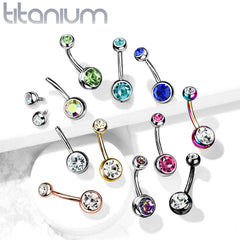 Bauchnabelpiercing aus Titan in Implantatqualität mit schwarzer PVD-Beschichtung und Doppelkugeln und weißen Zirkoniasteinen