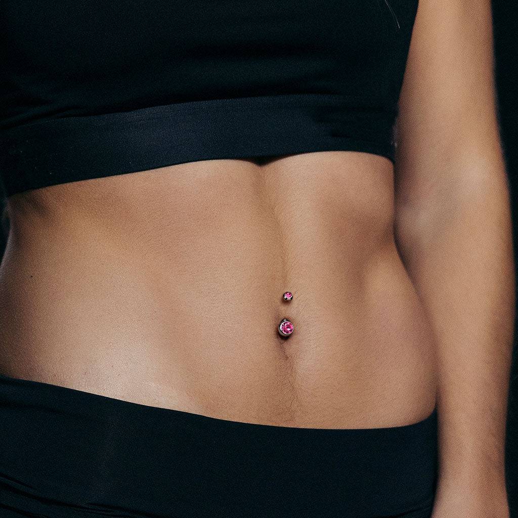 Bauchnabelpiercing aus Titan in Implantatqualität mit schwarzer PVD-Beschichtung und Doppelkugeln und weißen Zirkoniasteinen