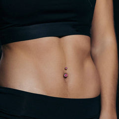 Bauchnabelpiercing aus Titan in Implantatqualität mit schwarzer PVD-Beschichtung und Doppelkugeln und weißen Zirkoniasteinen