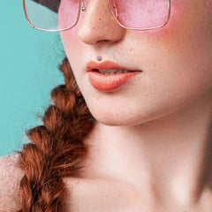 Tragus/Knorpel-Fassung in Implantatqualität aus Titan ohne Gewinde, flache Rückseite, rosa Zirkonia mit flacher Rückseite